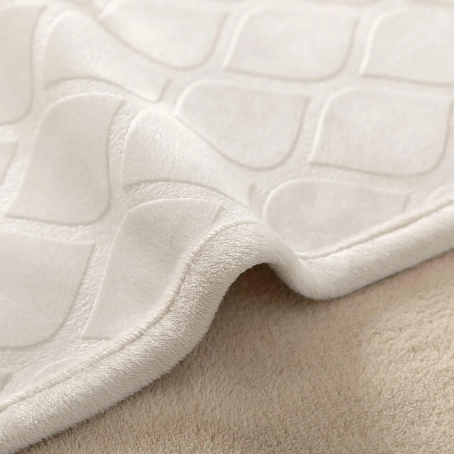 fuguitex Waterproof Dog Blanket Bed Cover Dog Crystal Velvet Moroccan Fuzzy Cozy Plush Pet Blanket Throw Blanket for Couch Sofa(40 * 60 inch, Cream Beige)